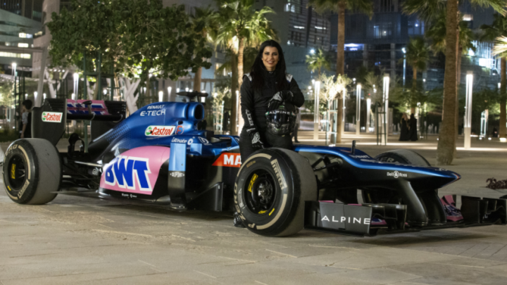 Alpine promove ação com primeira mulher a pilotar carro da F1 na Arábia Saudita; assista