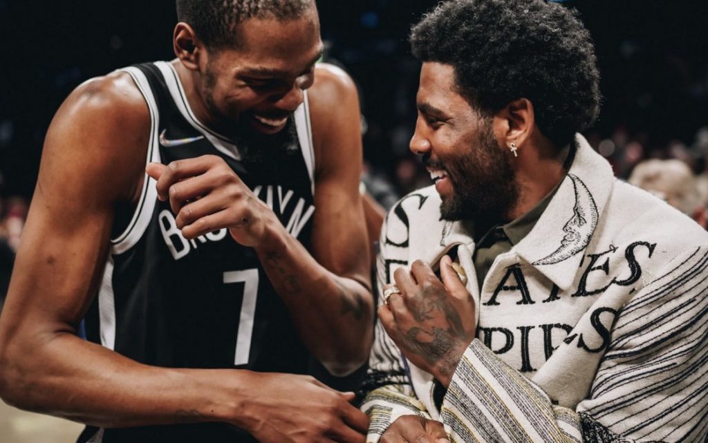 Brooklyn Nets é multado pela NBA por autorizar Kyrie Irving nos vestiários