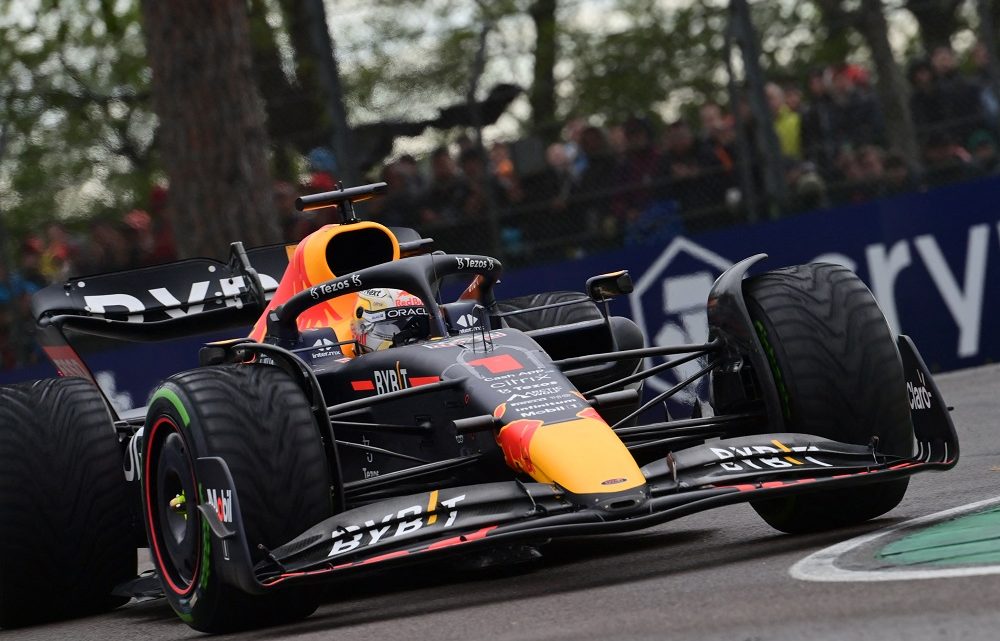 Verstappen vence o GP de Emilia-Romagna com uma volta de diferença sobre Hamilton