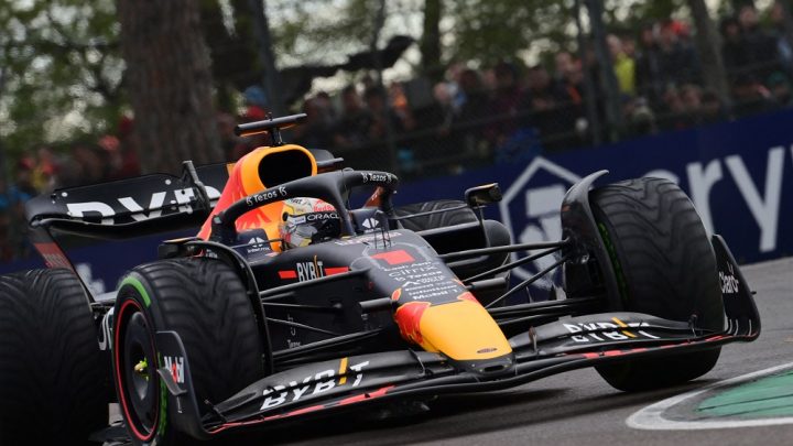 Verstappen vence o GP de Emilia-Romagna com uma volta de diferença sobre Hamilton