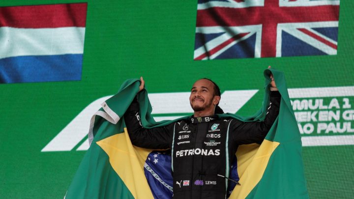 Lewis Hamilton diz que vai renovar com a Mercedes: ‘É minha família’