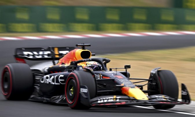 Após largar em décimo e até rodar na pista, Verstappen se recupera e vence o GP da Hungria