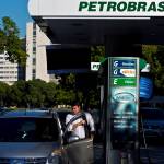 Gasolina cai 8,9% após novo teto do ICMS, e preço médio atinge R$ 6,49 por litro, aponta ANP