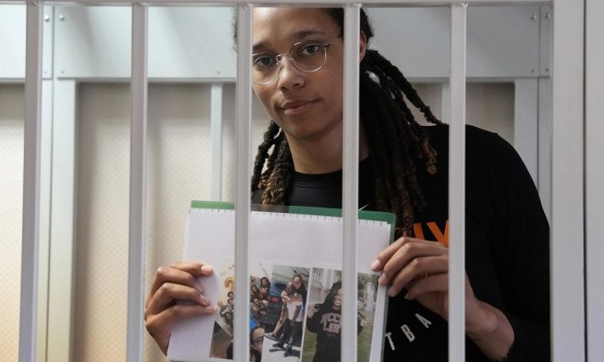 Estrela do basquete, Brittney Griner é sentenciada a 9 anos de prisão na Rússia por tráfico de drogas