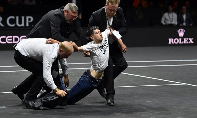 Ativista ambiental invade quadra da Laver Cup e põe fogo no próprio corpo; assista