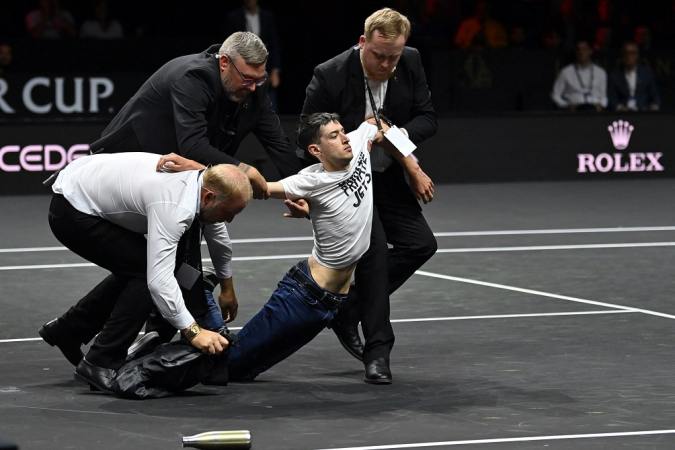 Ativista ambiental invade quadra da Laver Cup e põe fogo no próprio corpo; assista