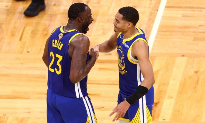 NBA: Astro dos Warriors, Draymond Green acerta soco em colega de time; assista 