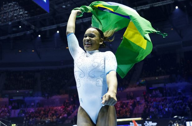 Rebeca Andrade brilha com ‘Baile de Favela’ e conquista ouro inédito no Mundial de Ginástica