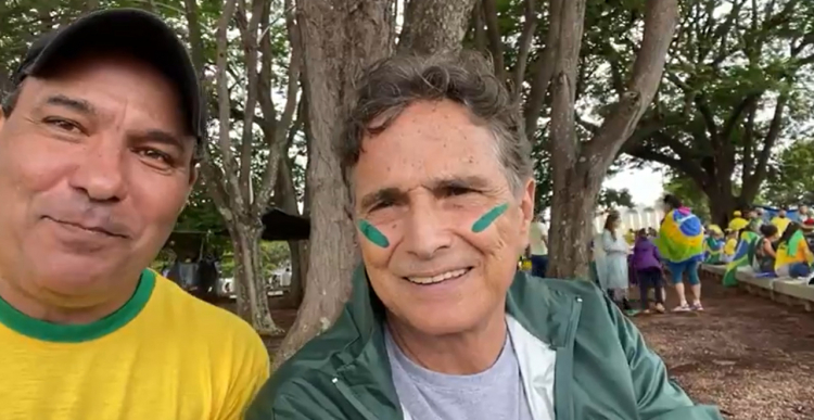 Nelson Piquet participa de protestos pró-Bolsonaro e causa indignação ao pedir ‘Lula no cemitério’