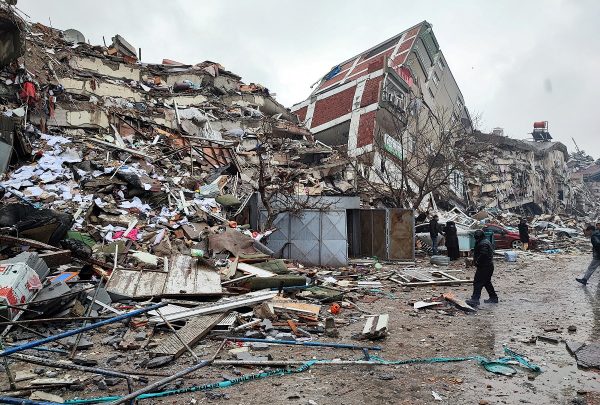 Time de vôlei é soterrado por prédio após terremoto na Turquia 