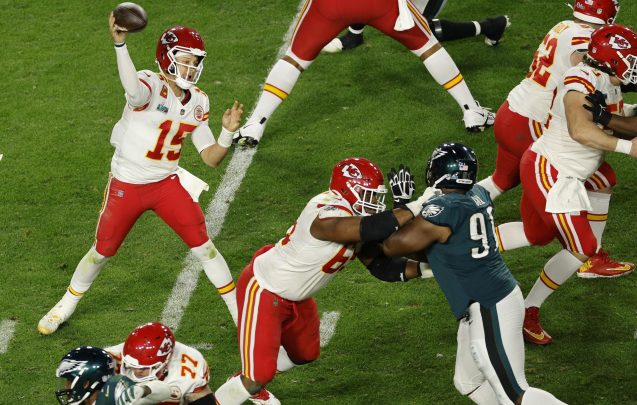 Sob o comando de Mahomes, Chiefs batem Eagles e são tricampeões do Super Bowl