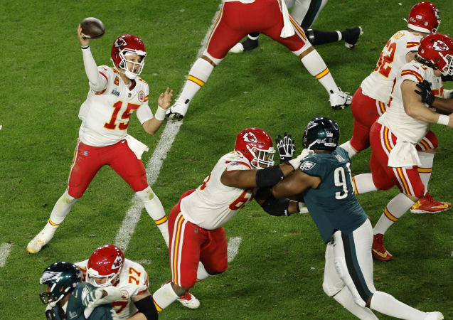 Sob o comando de Mahomes, Chiefs batem Eagles e são tricampeões do Super Bowl