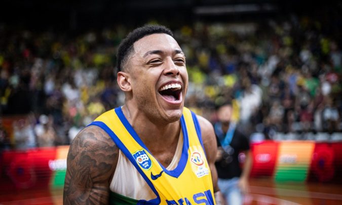 Brasil vence Estados Unidos no fim e se classifica para a Copa do Mundo de Basquete 