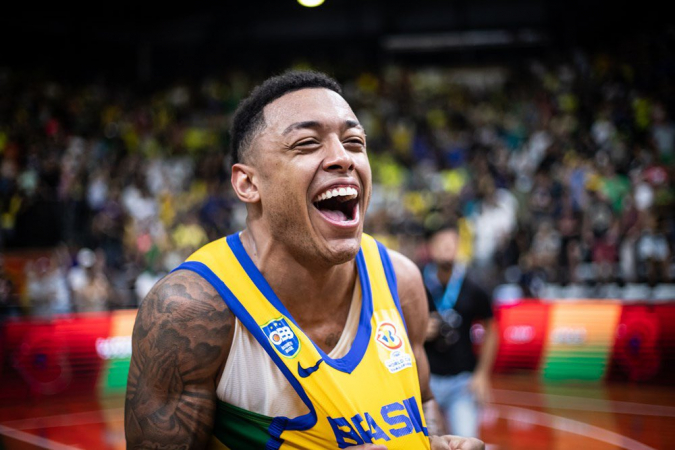 Brasil vence Estados Unidos no fim e se classifica para a Copa do Mundo de Basquete 