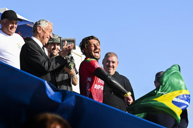 Brasileiro João Chumbinho supera Robinson e conquista 1º título no Circuito Mundial de Surfe