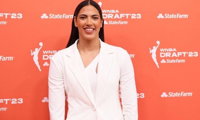 Brasileira de 22 anos é escolhida no draft da WNBA e entra para a história