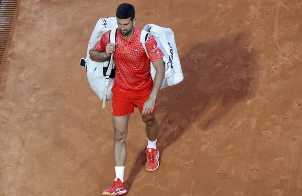 Djokovic se irrita e pisoteia raquete em derrota no Masters 1000 de Monte Carlo; assista