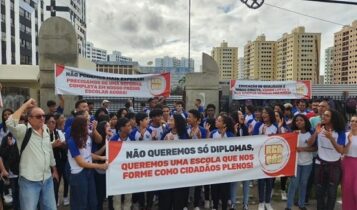 Alunos protestam contra atraso nas obras do Gonçalo Rollemberg