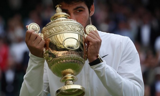 Número 1 do mundo, Carlos Alcaraz derrota Djokovic e conquista Wimbledon pela primeira vez