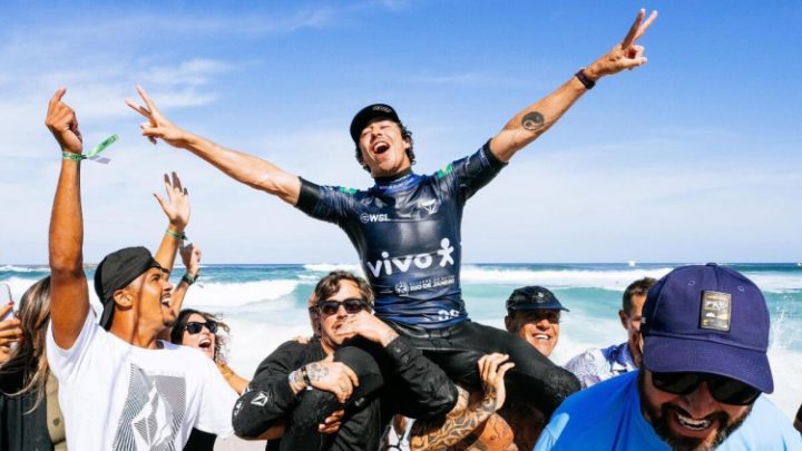 Yago Dora bate Ethan Ewing com nota 10 e é campeão da etapa brasileira do mundial de surfe