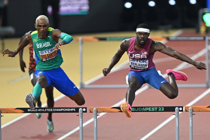 Alison dos Santos derruba duas barreiras e fica em 5º na final dos 400m com barreiras no Mundial