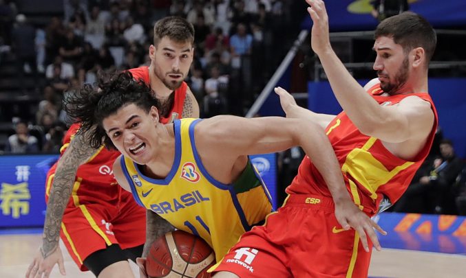 Brasil é derrotado pela Espanha e se complica na Copa do Mundo de Basquete