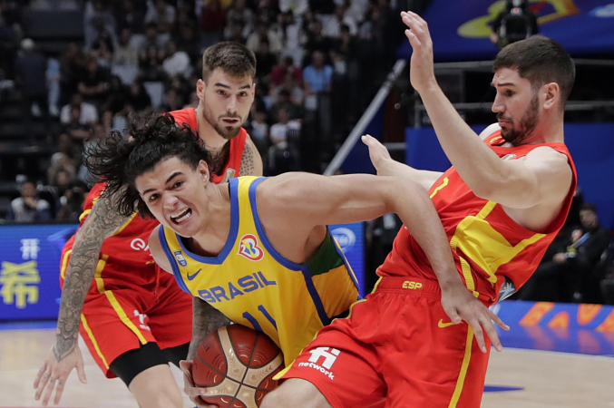 Brasil é derrotado pela Espanha e se complica na Copa do Mundo de Basquete