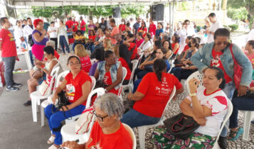 Manifestantes fazem ato pela revogação dos novos valores do Ipesaúde