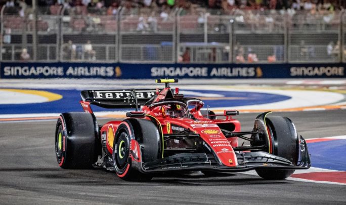 Carlos Sainz conquista a segunda pole consecutiva e larga na frente no GP de Singapura