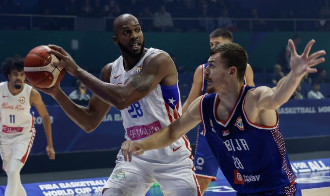 Jogador da Sérvia perde rim após levar cotovelada na Copa do Mundo de Basquete; veja o lance 