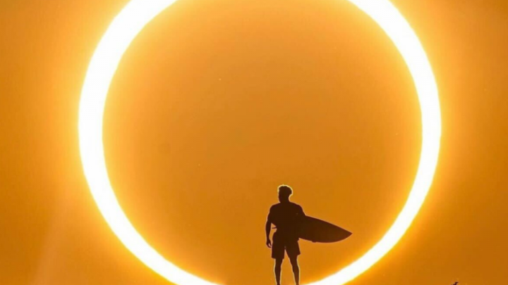 Ítalo Ferreira choca a internet ao posar para foto inédita durante eclipse anular do sol: ‘Rodou o mundo’