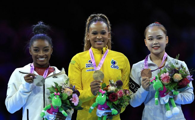 Rebeca Andrade supera Simone Biles e é bicampeã mundial no salto 