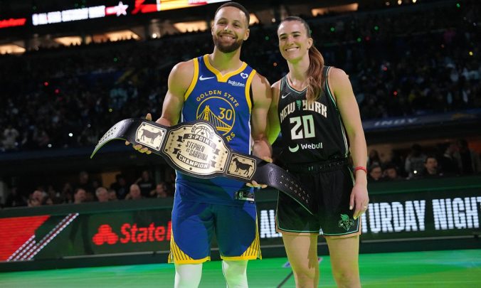 Em disputa acirrada, Curry vence Sabrina Ionescu em primeiro desafio de três pontos entre homem e mulher