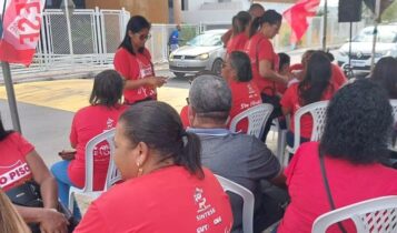 Em ato no TCE, professores de Carmópolis cobram diretos trabalhistas