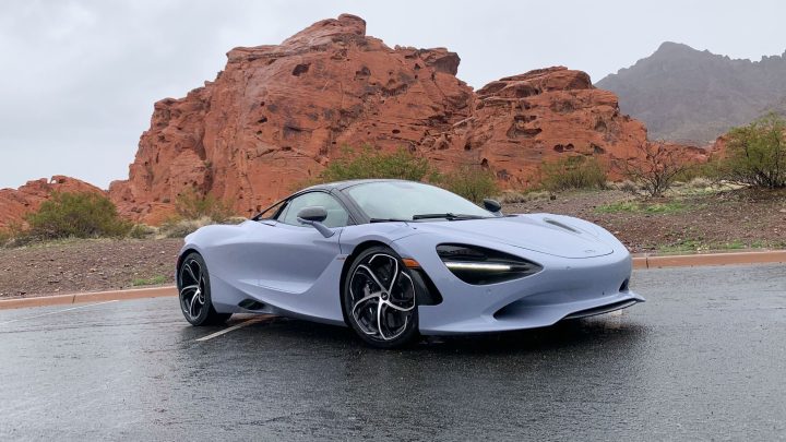 Como é dirigir o carro conversível de R$ 1,7 milhão da McLaren; veja imagens