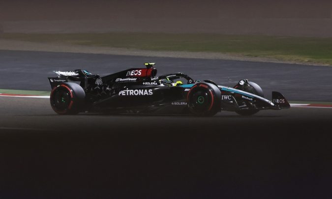 Lewis Hamilton faz o melhor tempo no primeiro dia de treino para o GP do Bahrein de Fórmula 1