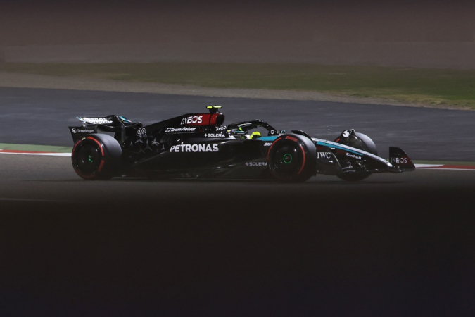 Lewis Hamilton faz o melhor tempo no primeiro dia de treino para o GP do Bahrein de Fórmula 1