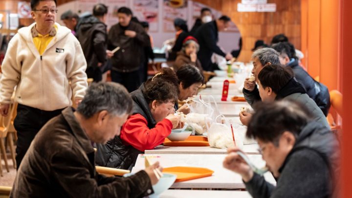 Para economizar, jovens chineses fazem refeições em cantinas baratas para idosos