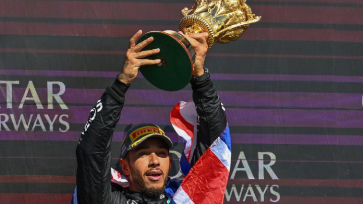 Hamilton supera Verstappen e vence GP da Inglaterra de F1