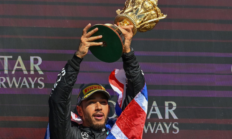 Hamilton supera Verstappen e vence GP da Inglaterra de F1