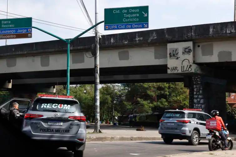 Demolição de imóveis na Cidade de Deus, no Rio, gera revolta e confrontos