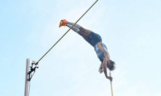 Armand Duplantis quebra próprio recorde mundial do salto com vara