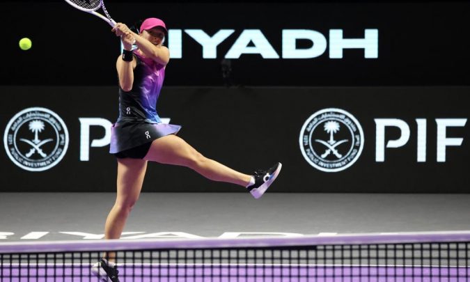 Swiatek vence Kasatkina mas cai na fase de grupos do WTA Finals