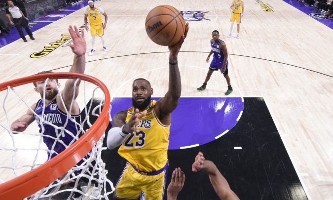 Lakers derrotam Warriors com cesta de Reaves no último segundo; LeBron iguala Curry