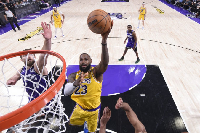 Lakers derrotam Warriors com cesta de Reaves no último segundo; LeBron iguala Curry