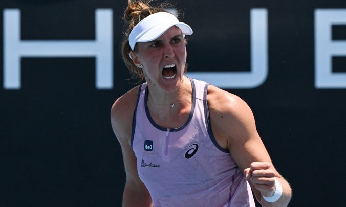 Bia Haddad vence argentina de virada na estreia do Australian Open