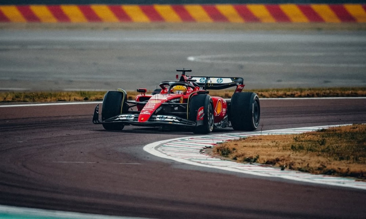 Hamilton bate durante testes com a Ferrari na Espanha