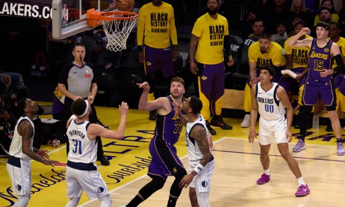 Luka Doncic brilha em vitória dos Lakers sobre os Mavericks com seu primeiro triplo-duplo da temporada