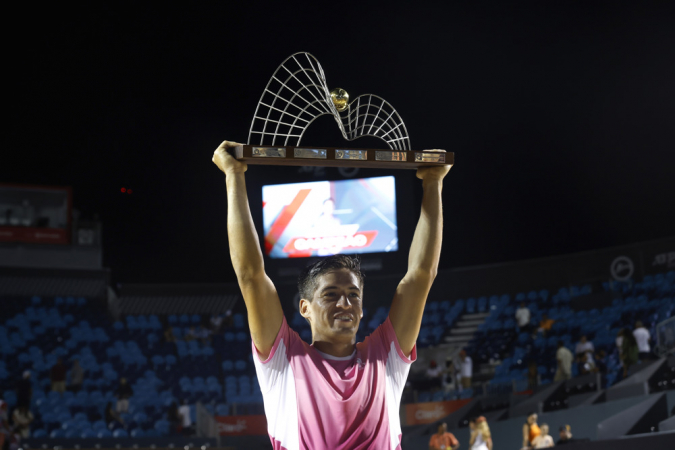 Báez derrota algoz de João Fonseca e se torna 1º bicampeão de simples no Rio Open